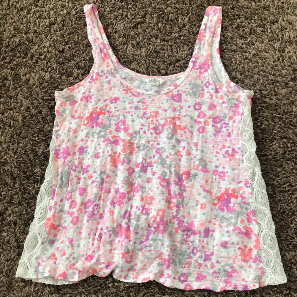 Patterned tank top with lace sides